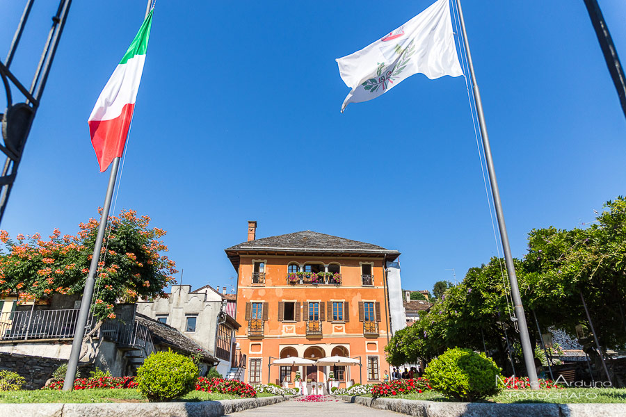 outdoor civil ceremony at Villa Bossi lake orta